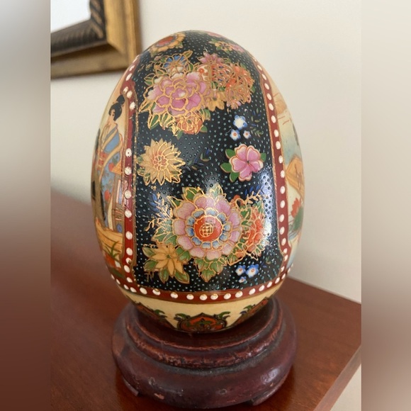 Vintage Japanese Satsuma Moriage style Handpainted Large Egg w/ stand - Picture 4 of 8